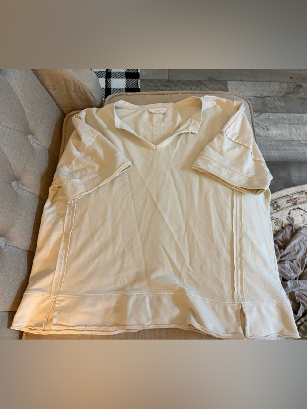 Blu Pepper Cream Short Sleeve V-Neck Shirt